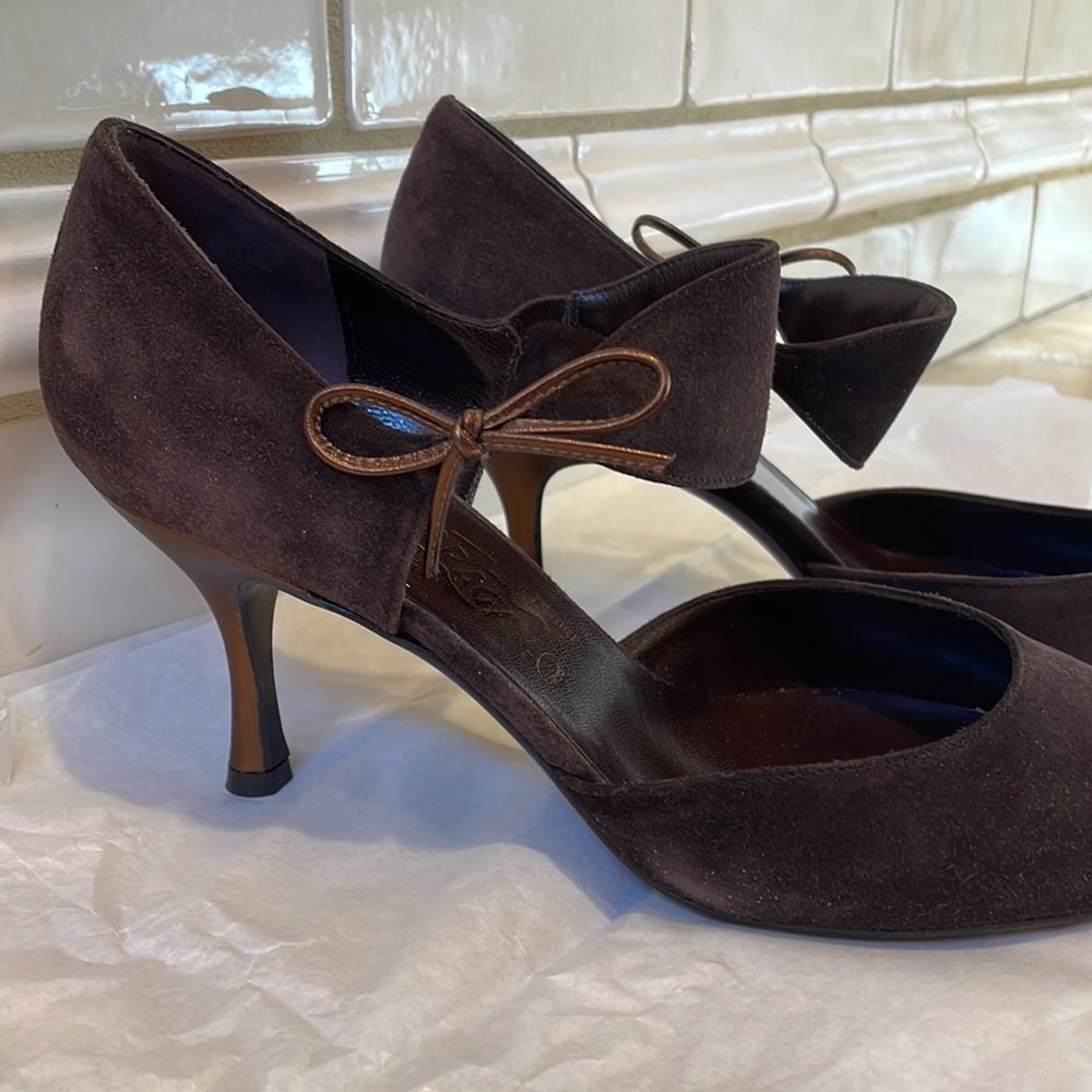 EUC SALVATORE FERRAGAMO Brigida Brown Suede Leather Stiletto Bow Pump 9.5 Italy